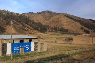 Casas de adobe e campanha política pintada em varias delas