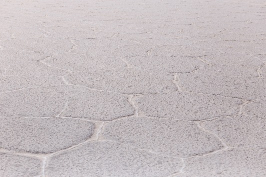 Uma das várias texturas da superfície do lago de sal.